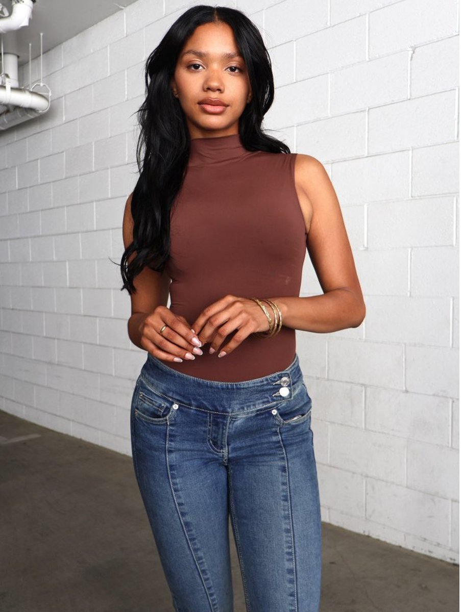 MissPosEmilia's tweet photo. no makeup on and she STAYS serving 😮‍💨🔥 https://t.co/kHgYK3Lzrp