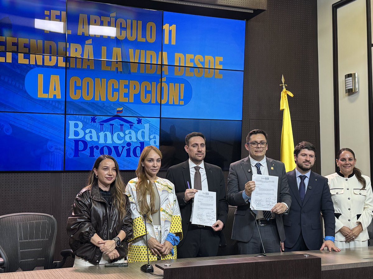 sarag12's tweet photo. ¡La vida merece protección desde la concepción!
Hoy radicamos junto con algunos Congresistas de la bancada provida de la Cámara y el Senado un Acto Legislativo para reformar el artículo 11 de la Constitución y que exista protección de la vida humana desde la concepción.

Daremos el debate! #SíALaVida