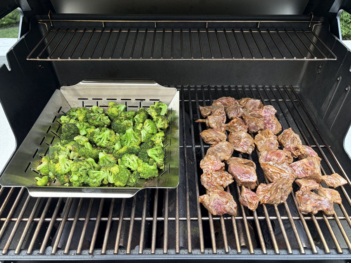 BHLevesque's tweet photo. Grilling dinner - the usual suspects. With my new pan and basket. 

Smoked sweet potatoes 🍠 
Grilled broccoli 🥦 
Steak tips 🥩 marinated in stubbs beef marinade

#GrillOn https://t.co/VwtwTPVfio