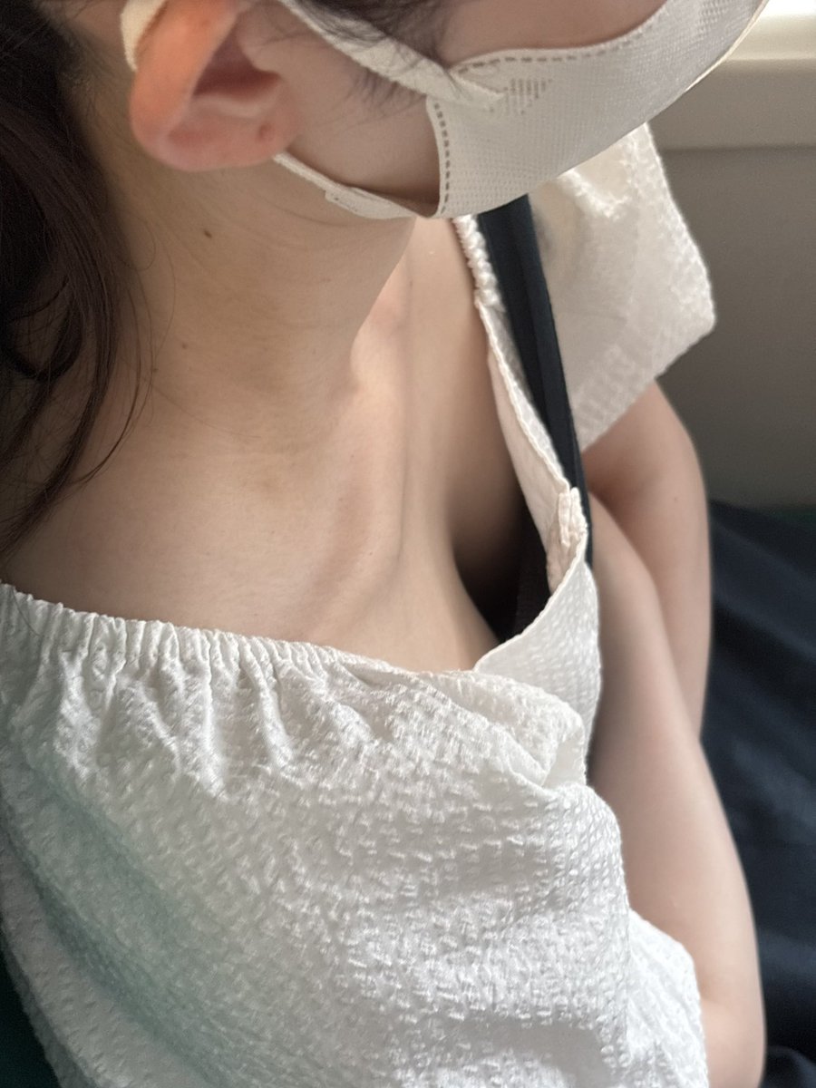 nyaoko211329's tweet photo. こうゆう服って見てって言ってるようなもん https://t.co/WENFJi4AaX