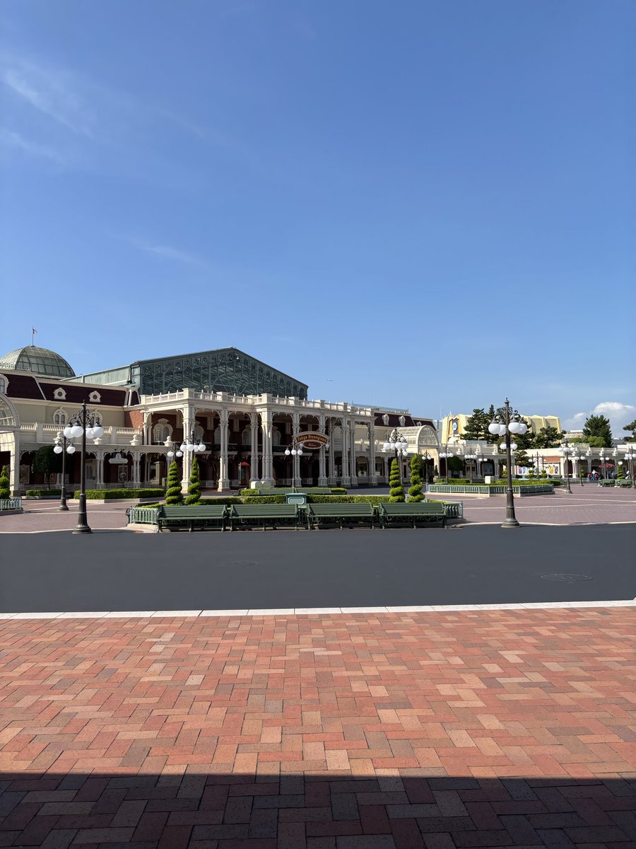 em5884's tweet photo. 先日、ディズニー行ってオープン前に並んでたら、キャストさんに「スペシャルな体験しませんか？」と声をかけられ、ゲートオープンサインというのをやらせてもらいました！
開門の合図を出す、というもので、誰よりも早くパークに入れる…本当にすごい経験で嬉しい＆ビックリ！

誰一人いないパーク↓ https://t.co/H1YZFGFamX