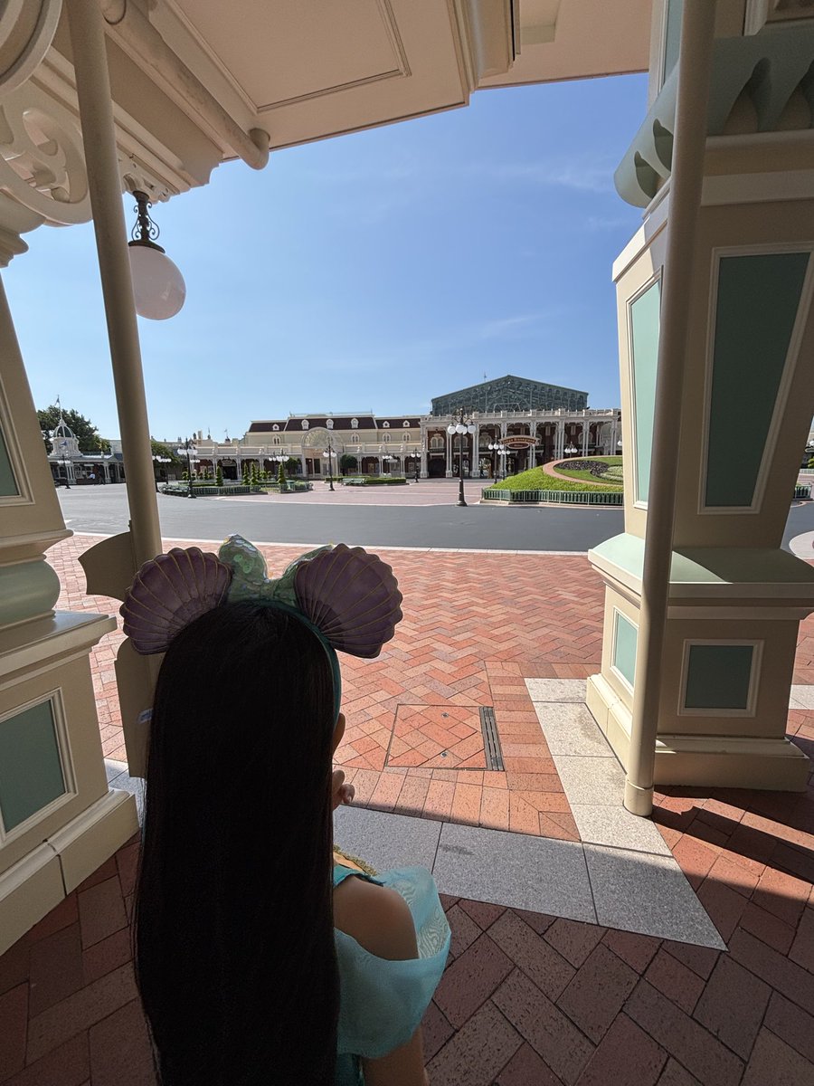 em5884's tweet photo. 先日、ディズニー行ってオープン前に並んでたら、キャストさんに「スペシャルな体験しませんか？」と声をかけられ、ゲートオープンサインというのをやらせてもらいました！
開門の合図を出す、というもので、誰よりも早くパークに入れる…本当にすごい経験で嬉しい＆ビックリ！

誰一人いないパーク↓ https://t.co/H1YZFGFamX