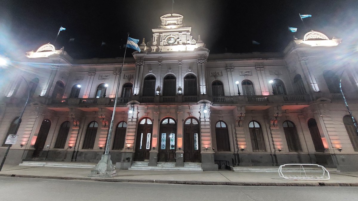 MuniChivilcoy's tweet photo. 🧡 El Palacio Municipal se iluminó de naranja por el Día Mundial del TDAH

En el marco del Día Mundial del Trastorno por Déficit de Atención e Hiperactividad (TDAH), conmemorado el 28 de julio, el Palacio Municipal de Chivilcoy se iluminó de color naranja para visibilizar esta condición y promover una mayor concientización en la comunidad.

La iniciativa busca fomentar la inclusión, derribar prejuicios y acompañar a las personas con TDAH y sus familias, resaltando la importancia del diagnóstico oportuno, el acceso a tratamientos y una sociedad más informada y empática. 🧡