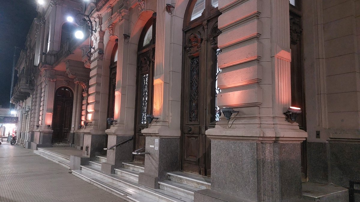 MuniChivilcoy's tweet photo. 🧡 El Palacio Municipal se iluminó de naranja por el Día Mundial del TDAH

En el marco del Día Mundial del Trastorno por Déficit de Atención e Hiperactividad (TDAH), conmemorado el 28 de julio, el Palacio Municipal de Chivilcoy se iluminó de color naranja para visibilizar esta condición y promover una mayor concientización en la comunidad.

La iniciativa busca fomentar la inclusión, derribar prejuicios y acompañar a las personas con TDAH y sus familias, resaltando la importancia del diagnóstico oportuno, el acceso a tratamientos y una sociedad más informada y empática. 🧡