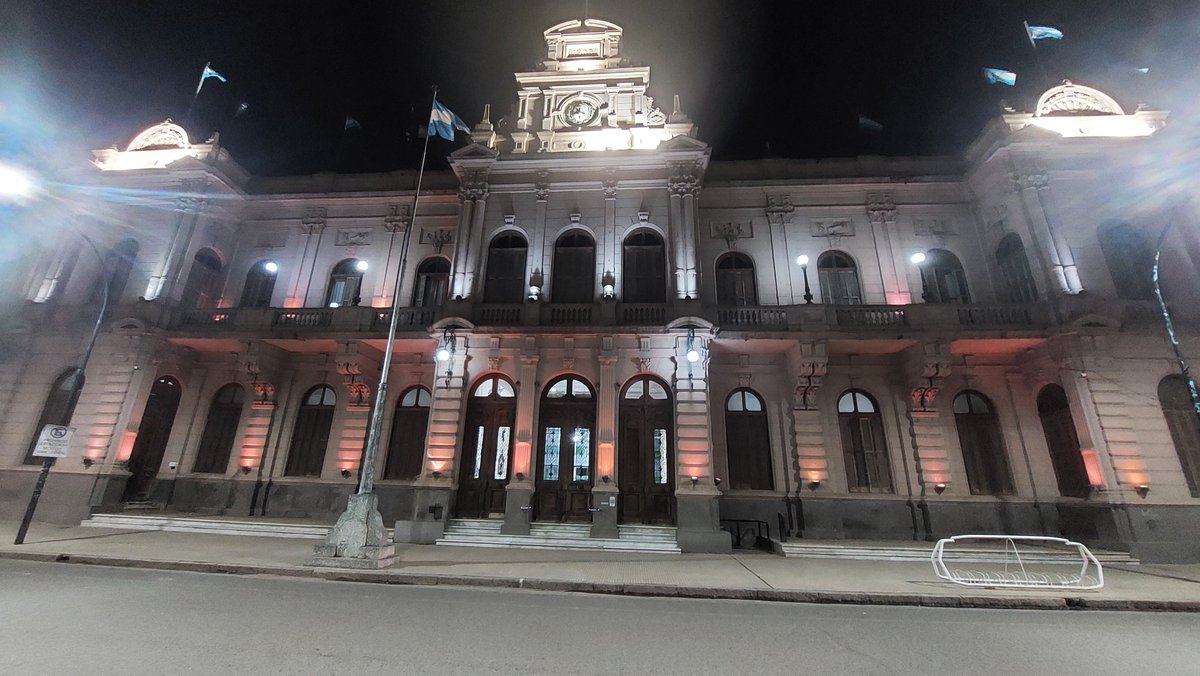 MuniChivilcoy's tweet photo. 🧡 El Palacio Municipal se iluminó de naranja por el Día Mundial del TDAH

En el marco del Día Mundial del Trastorno por Déficit de Atención e Hiperactividad (TDAH), conmemorado el 28 de julio, el Palacio Municipal de Chivilcoy se iluminó de color naranja para visibilizar esta condición y promover una mayor concientización en la comunidad.

La iniciativa busca fomentar la inclusión, derribar prejuicios y acompañar a las personas con TDAH y sus familias, resaltando la importancia del diagnóstico oportuno, el acceso a tratamientos y una sociedad más informada y empática. 🧡