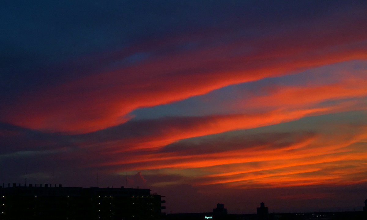 arakencloud's tweet photo. 何度でも言いますが、雲は地震の前兆にはなりません。巷で「地震雲」と呼ばれることの多い雲は全て気象学で説明できる子たちで、雲の見た目から地震の影響等を判断するのは不可能です。地震が不安なら日頃からの備えを確認しましょう。雲は愛でましょう。
https://t.co/7zvUlnKGe1 https://t.co/qA3ANcSC1u