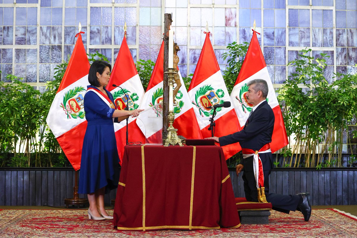 MINCETUR's tweet photo. 🇵🇪 Rogers Martín Valencia Espinoza juró ante la presidenta de la República, Keiko Fujimori, como ministro Comercio Exterior y Turismo, en una ceremonia realizada en Palacio de Gobierno. Con más de 35 años de experiencia en el sector público y privado, el nuevo titular del Mincetur inicia una gestión orientada a fortalecer el desarrollo del turismo y promover las exportaciones del país.
#NotaDePrensa | https://t.co/FyWza0Vbdl