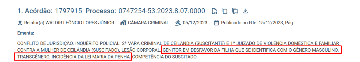joaosenzi's tweet photo. Me enviaram uma postagem de um homem trans vítima de violência. E fizeram algumas perguntas.

A primeira foi a questão da Lei Maria da Penha. Falaram "Ah, mas agora ele escolheu ser homem, não pode pedir maria da penha, só pede quando convém".

E na verdade isso não é dessa forma.

A Justiça Brasileira já se debruçou sobre essa questão.

O julgamento que temos, recente, de 2023 foi do Tribunal de Justiça do Distrito Federal e Territórios (TJDFT).

Para o Desembargador Waldir Leôncio Lopes Júnior: "A vítima, nascida sob o sexo feminino e que se identifica com o gênero masculino (transgêneros), faz jus à proteção deferida pela Lei Maria da Penha".

Essa discussão só mostra um certo preconceito que algumas pessoas tem contra as pessoas trans.

"Ah, mas ela falou 'não confie em homem cis' isso é um absurdo".

Eu concordo que toda generalização é ruim. Seria equivalente a falar "Não confie num Brasileiro, porque fui agredido por um". Eu realmente acho que generalizações não são legais, MAS a gente precisa ter empatia e entender o lugar que a pessoa está. E esse lugar é: Vítima de agressão. A pessoa tem todo o direito de desabafar em rede social em uma situação dessas. Falta empatia (sempre no Twitter, claro). O importante é: a pessoa não ficou só nas redes sociais. Ela foi para a justiça. Coisa que eu sempre defendo. Tem que ir para a justiça.

Mas em relação a questão jurídica é mais ou menos isso. Cabe sim Maria da Penha pra pessoas trans. Já foi bastante alvo de debate no judiciário. Não é nunca 100% porque depende de interpretação etc, mas tem precedente favorável.