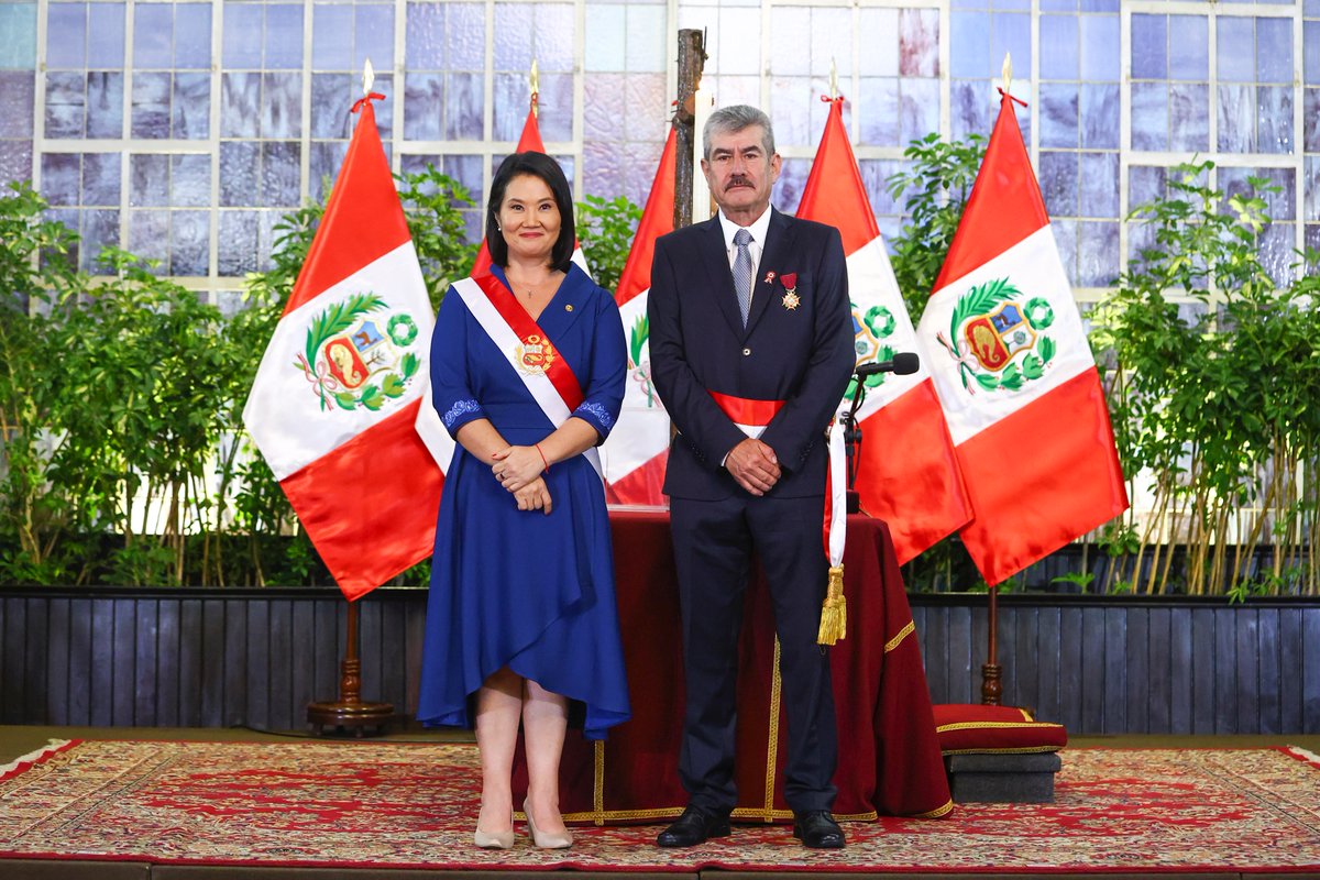 MINCETUR's tweet photo. 🇵🇪 Rogers Martín Valencia Espinoza juró ante la presidenta de la República, Keiko Fujimori, como ministro Comercio Exterior y Turismo, en una ceremonia realizada en Palacio de Gobierno. Con más de 35 años de experiencia en el sector público y privado, el nuevo titular del Mincetur inicia una gestión orientada a fortalecer el desarrollo del turismo y promover las exportaciones del país.
#NotaDePrensa | https://t.co/FyWza0Vbdl