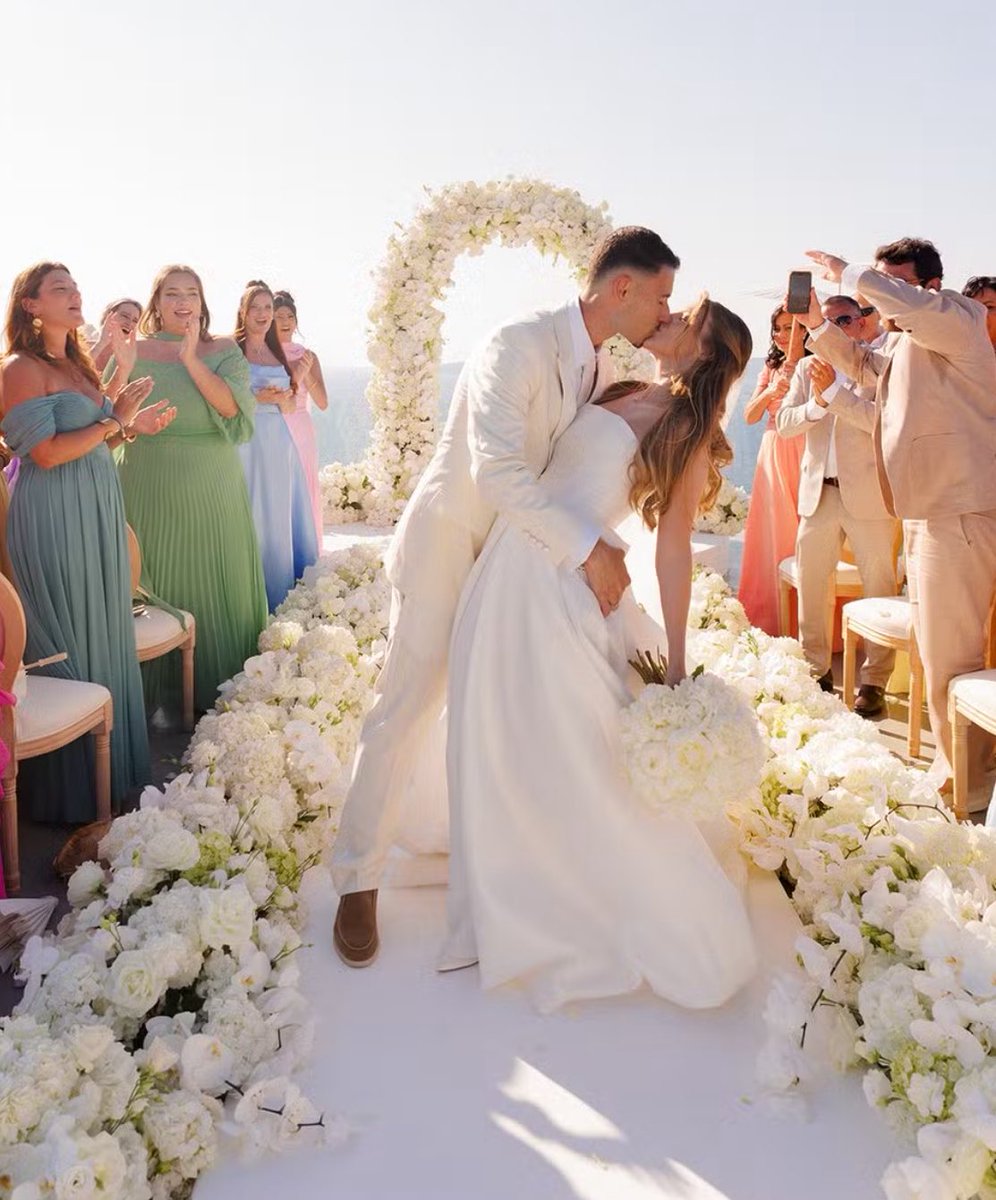 dailygarotinho's tweet photo. CASADOS! Em uma cerimônia intimista na Grécia para familiares e amigos, o jogador Gabriel Martinelli e sua esposa Isabella Rousso se casaram no último domingo. https://t.co/mqT5o3r9v9