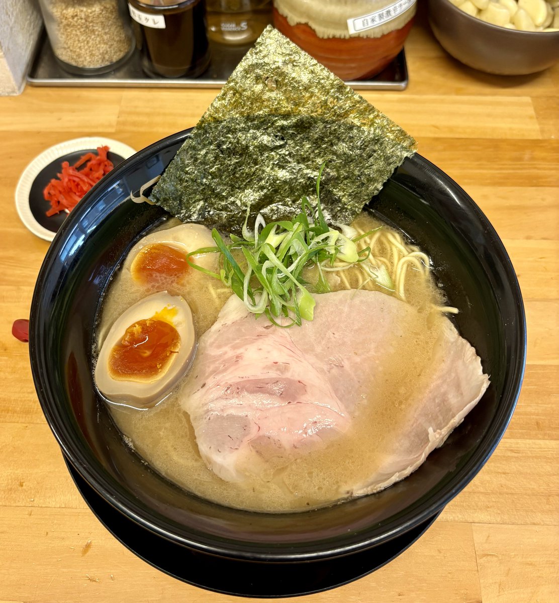 kurokosho_rzk's tweet photo. 聖蹟桜ヶ丘　GYUTON
味玉ラーメン

本格的な九州豚骨ラーメンに牛骨をブレンドしたスープ！豚骨のどっしりした濃厚な旨味に甘みのある牛骨のコク、実に絶妙のバランスです。
低加水の細麺はかため、豚ロースレアチャーシューを選択。
あまりのおいしさに、連食で腹パンなのに替玉しようか悩んだほど。 https://t.co/wTaEn4uMjb