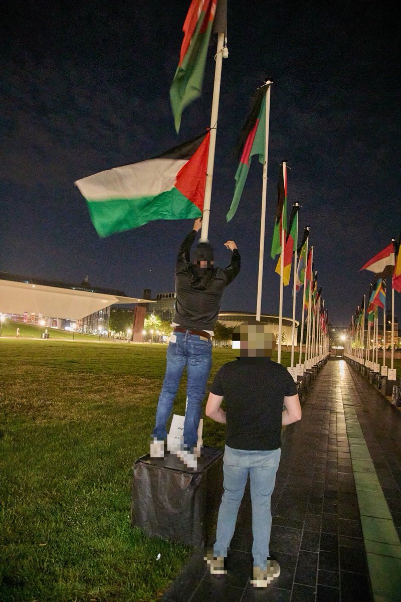 PietKrant's tweet photo. Daarom hingen mensen vannacht zelf Palestijnse vlaggen op bij het museumplein. Niet uit haat, maar uit consistentie.

Als Zero Flags écht staat voor nul vlaggen van landen waar liefde met de dood wordt bestraft, hoort deze vlag er juist bij.

#ZeroFlags #LGBTQRights #LoveIsLove https://t.co/dz5Xs9FUJ4
