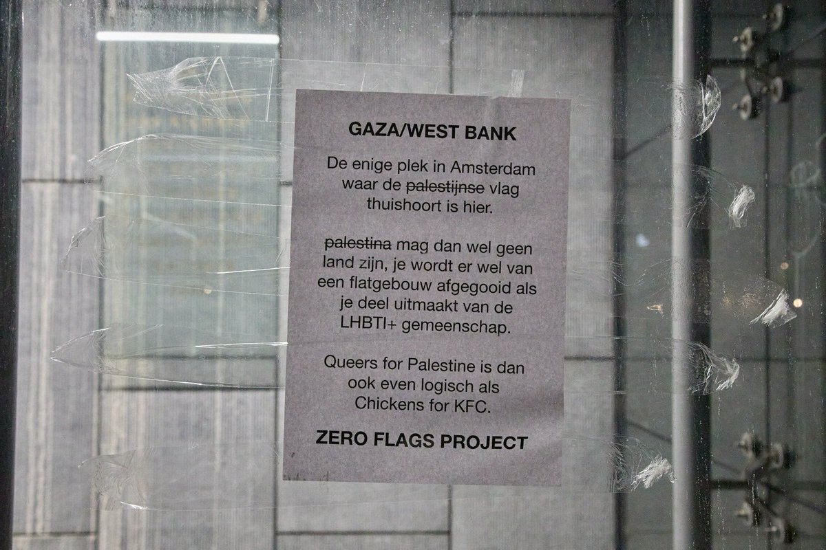 PietKrant's tweet photo. Daarom hingen mensen vannacht zelf Palestijnse vlaggen op bij het museumplein. Niet uit haat, maar uit consistentie.

Als Zero Flags écht staat voor nul vlaggen van landen waar liefde met de dood wordt bestraft, hoort deze vlag er juist bij.

#ZeroFlags #LGBTQRights #LoveIsLove https://t.co/dz5Xs9FUJ4
