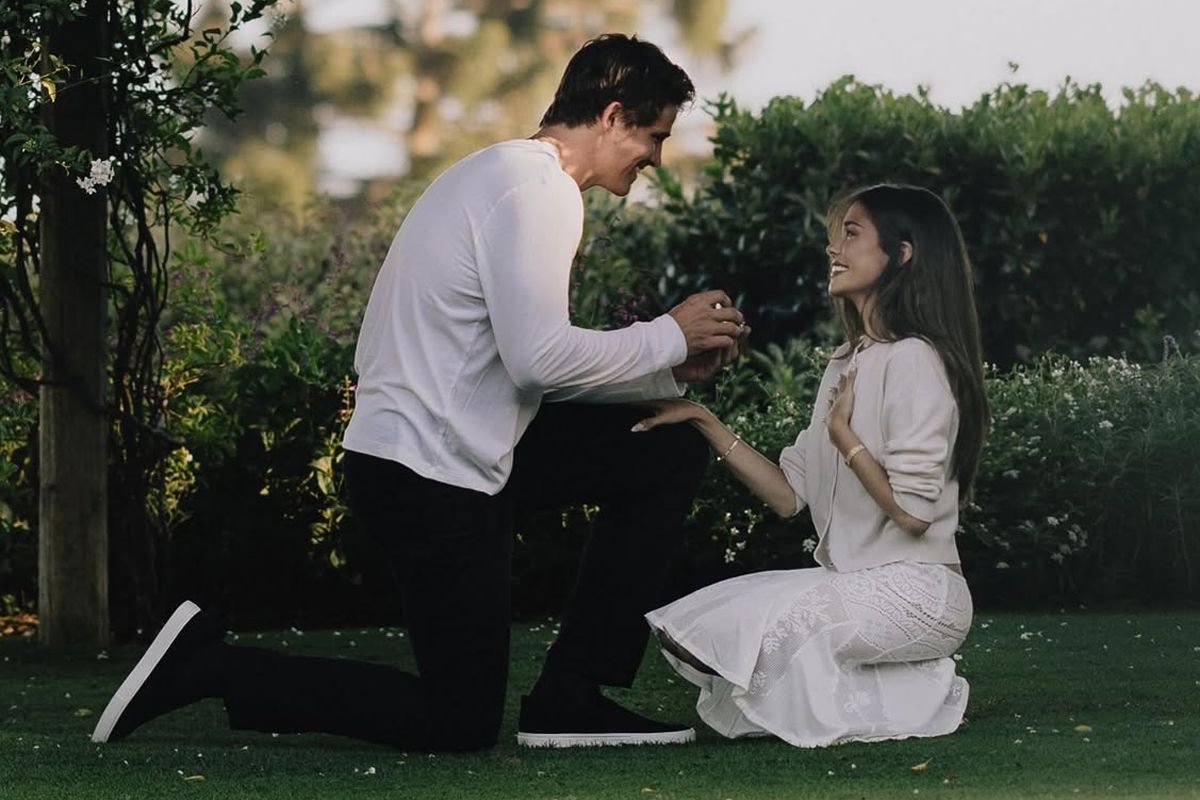 musicnewsfactpl's tweet photo. Madison Beer i Justin Herbert zaręczyli się. https://t.co/S5pWi3Bz3R