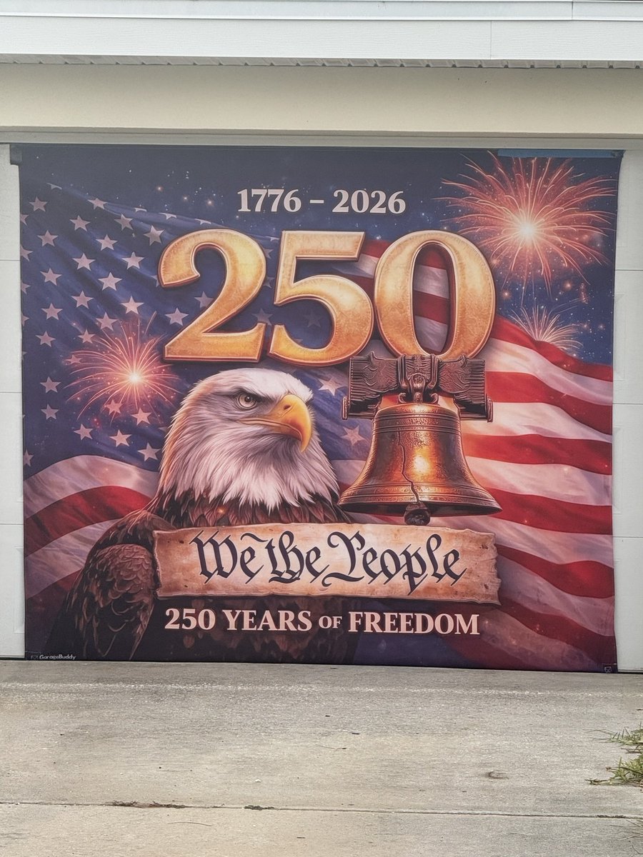 jules_devigne's tweet photo. Now that's a patriotic garage 🇺🇸🦅 https://t.co/I6YoTS3IIH