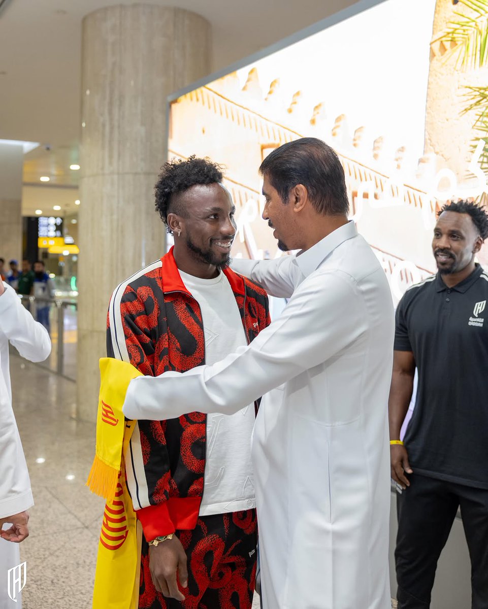 Radio_Formula's tweet photo. 🥹🐆 ¡ASÍ SE RECIBE A UN HÉROE MUNDIALISTA! Julián Quiñones regresó a Arabia Saudita tras su destacada actuación con la Selección Mexicana en el Mundial 2026 y en Al Qadsiah le prepararon una bienvenida a la altura de su gran momento. ❤️🇲🇽

Con el mensaje "Es bueno tenerte de vuelta, La Pantera", el club y su afición celebraron el regreso del delantero, recordando además que hizo historia al convertirse en el primer futbolista del Al Qadsiah en marcar un gol en una Copa del Mundo. 🌍⚽👏

📷 fcqadsiah