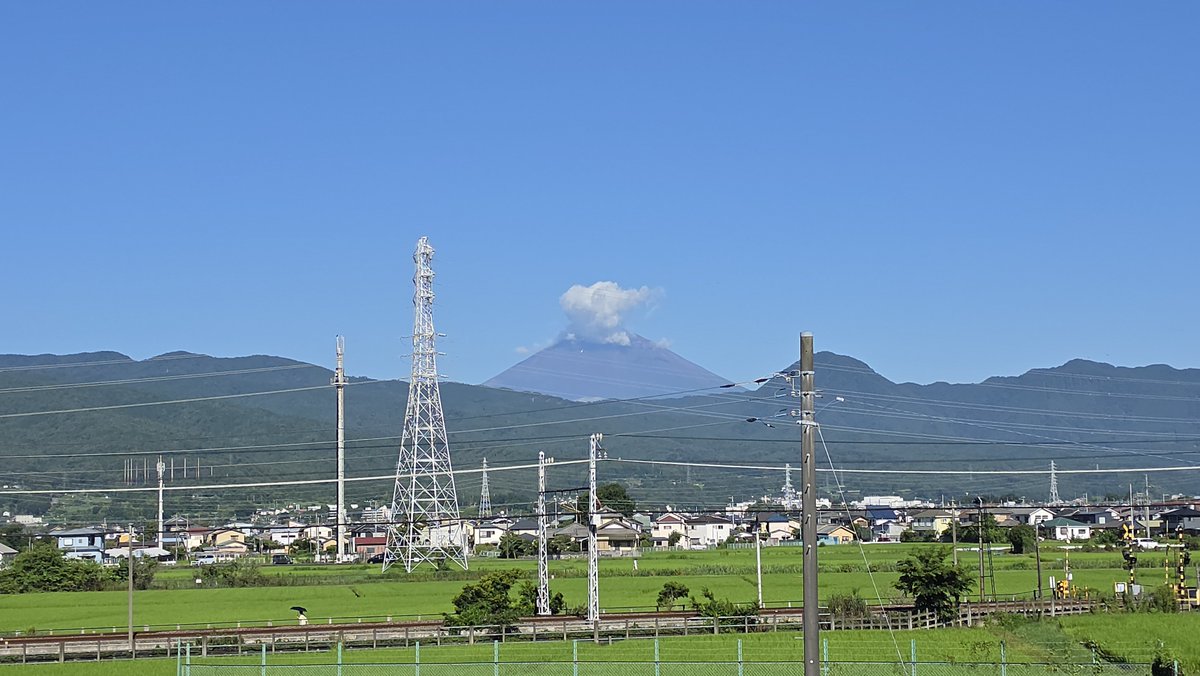 Yudai40336348's tweet photo. おはようございます
きまぐれ投稿です
富士山噴火です... 嘘です😬
青空の中で山頂にだけ雲がかかってます https://t.co/fbFnlVjrCQ