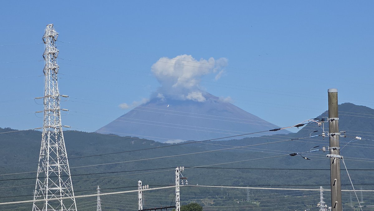 Yudai40336348's tweet photo. おはようございます
きまぐれ投稿です
富士山噴火です... 嘘です😬
青空の中で山頂にだけ雲がかかってます https://t.co/fbFnlVjrCQ
