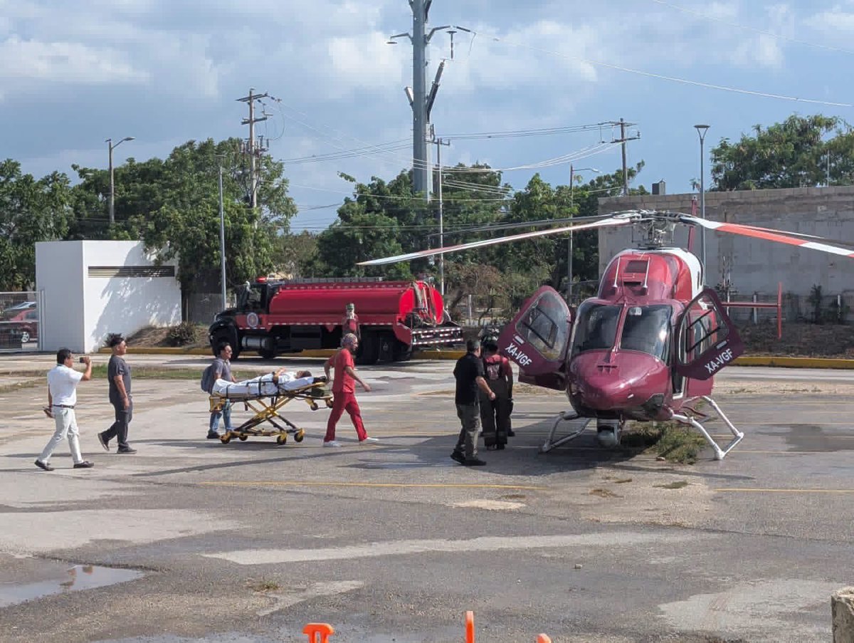 DanielCauich_'s tweet photo. #Cozumel | #QuintanaRoo

🚁 A través del Centro Regulador de Urgencias Médicas se coordinó el traslado de Shaely Gabriela, una joven con 30 semanas de #embarazo y que requería atención #médica especializada. Del #Hospital Jesús Kumate Rodríguez de #Cancún al Hospital Cozumel. https://t.co/aCfGDlvuCg