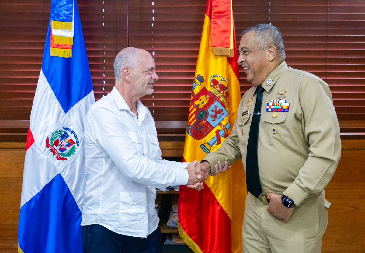MigracionRDo's tweet photo. El director general de Migración, Vicealmirante Luis Rafael Lee Ballester, ARD., recibió al cónsul general de España, Jorge Cabezas, para fortalecer la cooperación y coordinación bilateral en materia migratoria.

#MigracionRD
#DGM https://t.co/bbEHF65NoT