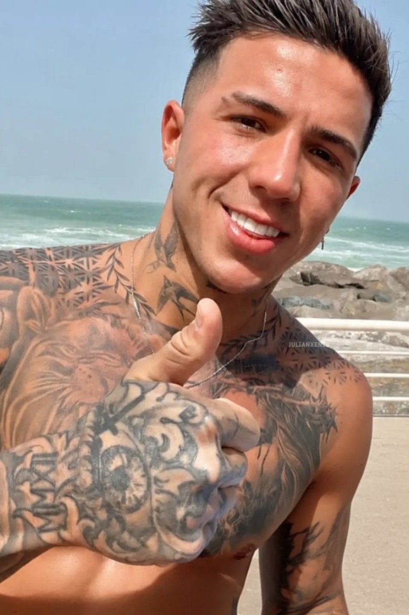 Cafecitoislife's tweet photo. Datos confirmados:
Julián y Enzo en Ibiza.
Julián y Enzo en el mismo centro recreational (“Cala Bassa Beach Club”) como lo prueban los logos de distintas fotos.
De allí, solo es cuestión de sumar 2 + 2.
Y sí, también anda por allí Moli, como muchos conocidos comunes más. 
Y sí, lo más probable es que no veamos ninguna foto juntos porque lo que logramos ver es solo la punta del iceberg (ellos no caretean
Abajo las evidencias 👇🏼