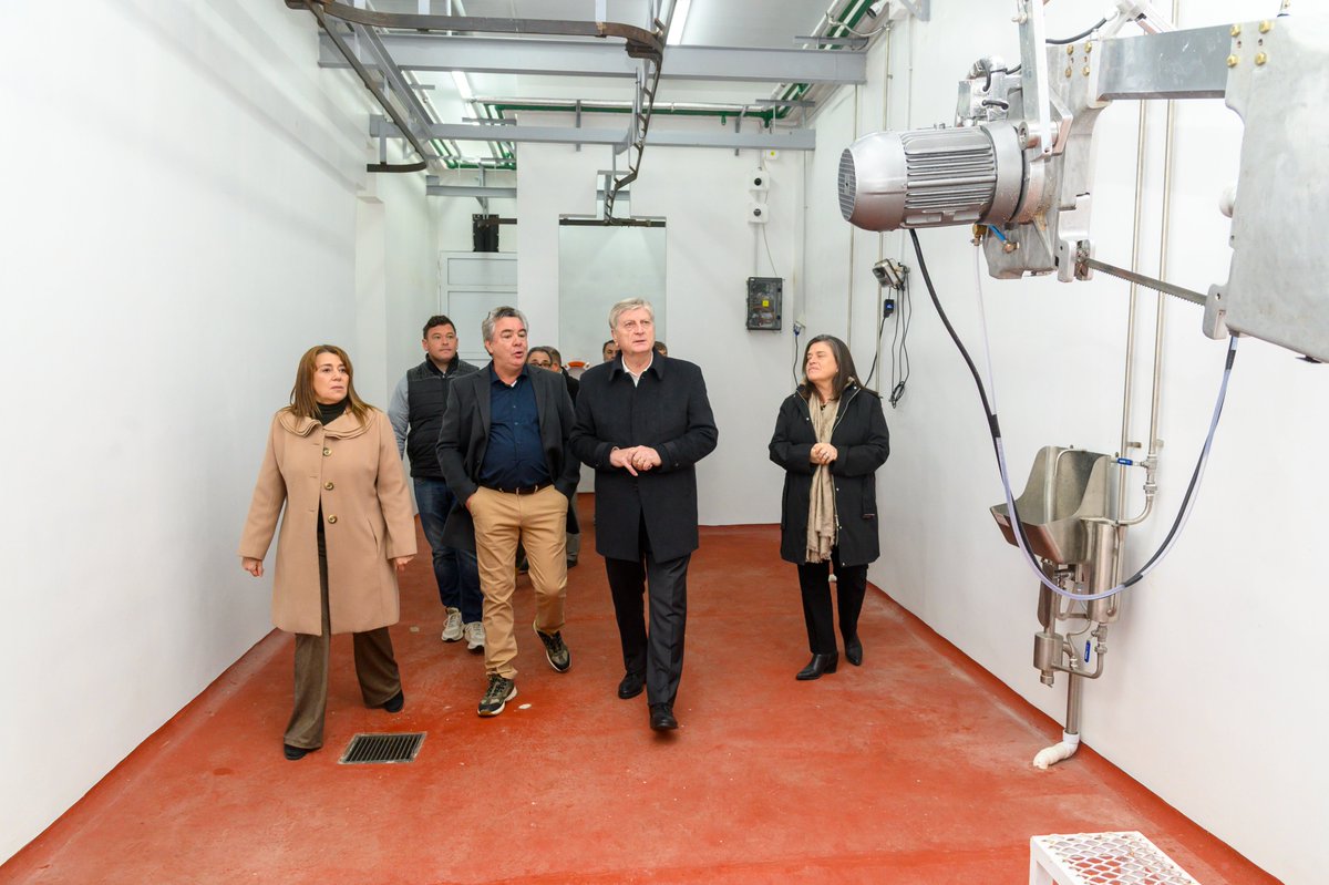 ZiliottoSergio's tweet photo. WINIFREDA: EL NUEVO FRIGORÍFICO EL DIAMANTE SUMA PRODUCCIÓN Y TRABAJO

En La Pampa, la actividad industrial tiene una carga tributaria provincial 0. Quien  agrega valor, generando actividad y empleo, no paga impuestos.

Recorrimos junto a la intendenta Adriana García el nuevo frigorífico de pequeños animales El Diamante, una inversión privada que amplía la capacidad productiva de La Pampa y genera nuevas oportunidades para Winifreda y toda la región.

La planta ya faena, y tendrá capacidad para procesar alrededor de 150 animales por día.

Desde el Gobierno provincial acompañamos este proyecto con beneficios fiscales, herramientas de financiamiento y las gestiones necesarias para obtener la habilitación de tránsito federal, que permitirá comercializar su producción fuera de La Pampa. 

También avanzaremos en el financiamiento de un parque de generación solar para abastecer al frigorífico e incorporar la energía excedente a la red eléctrica provincial.

Además, junto a Adriana García recorrimos la ampliación del Parque Acuático, una obra que suma infraestructura, moviliza la economía local y fortalece la propuesta turística de Winifreda.

La articulación entre la inversión privada, los municipios y el Gobierno provincial impulsa el futuro de cada rincón de La Pampa.

+info 👉 https://t.co/E2nBpJhnE3