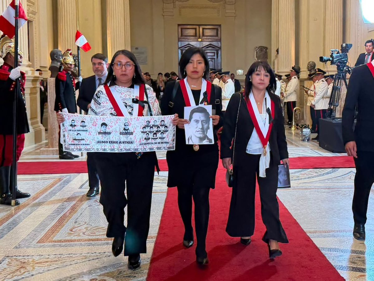 IndiraHuilca's tweet photo. Cumplida la obligación de participar en la sesión de investidura, hemos decidido que el mejor lugar para estar hoy en el dia de la patria es junto a los familiares y deudos de Puno, Ayacucho, Andahuaylas, Lima. 

Es necesario, en un dia como hoy, llamar la atención sobre la justicia pendiente en los casos de las muertes y afectaciones ocurridas en el contexto de las protestas de 2022-2023, que fueron violentamente reprimidas para mantener en el poder a Dina Boluarte. 

El pacto mafioso, usó al Congreso para garantizar que esos casos no se investigasen debidamente. Y el fujimorismo, también desde el congreso bajo la presidencia del señor Rospigliosi, dio leyes de impunidad que afectan también estos casos pendientes de justicia.