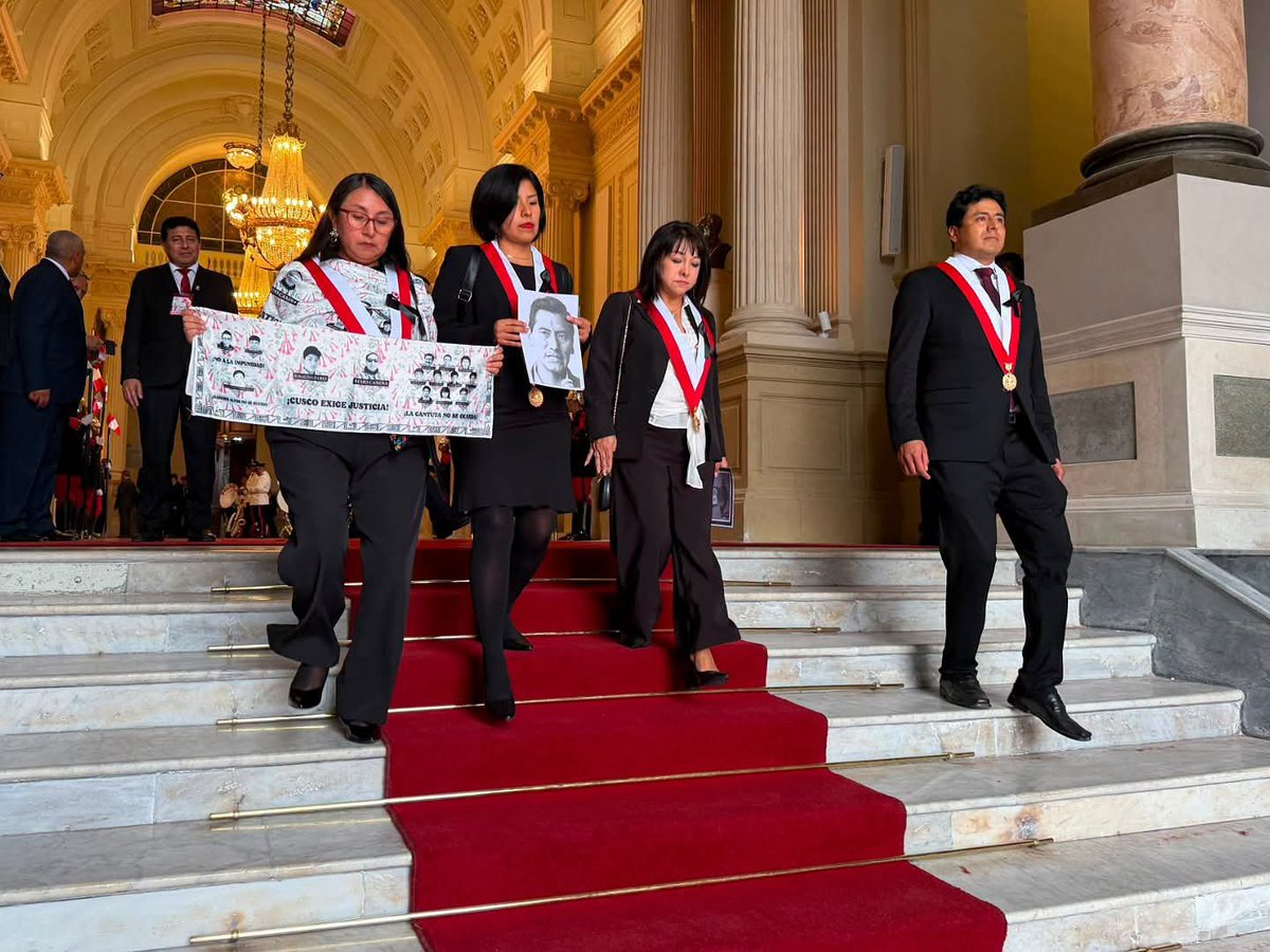 IndiraHuilca's tweet photo. Cumplida la obligación de participar en la sesión de investidura, hemos decidido que el mejor lugar para estar hoy en el dia de la patria es junto a los familiares y deudos de Puno, Ayacucho, Andahuaylas, Lima. 

Es necesario, en un dia como hoy, llamar la atención sobre la justicia pendiente en los casos de las muertes y afectaciones ocurridas en el contexto de las protestas de 2022-2023, que fueron violentamente reprimidas para mantener en el poder a Dina Boluarte. 

El pacto mafioso, usó al Congreso para garantizar que esos casos no se investigasen debidamente. Y el fujimorismo, también desde el congreso bajo la presidencia del señor Rospigliosi, dio leyes de impunidad que afectan también estos casos pendientes de justicia.