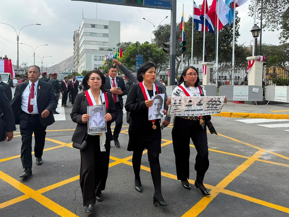 IndiraHuilca's tweet photo. Cumplida la obligación de participar en la sesión de investidura, hemos decidido que el mejor lugar para estar hoy en el dia de la patria es junto a los familiares y deudos de Puno, Ayacucho, Andahuaylas, Lima. 

Es necesario, en un dia como hoy, llamar la atención sobre la justicia pendiente en los casos de las muertes y afectaciones ocurridas en el contexto de las protestas de 2022-2023, que fueron violentamente reprimidas para mantener en el poder a Dina Boluarte. 

El pacto mafioso, usó al Congreso para garantizar que esos casos no se investigasen debidamente. Y el fujimorismo, también desde el congreso bajo la presidencia del señor Rospigliosi, dio leyes de impunidad que afectan también estos casos pendientes de justicia.