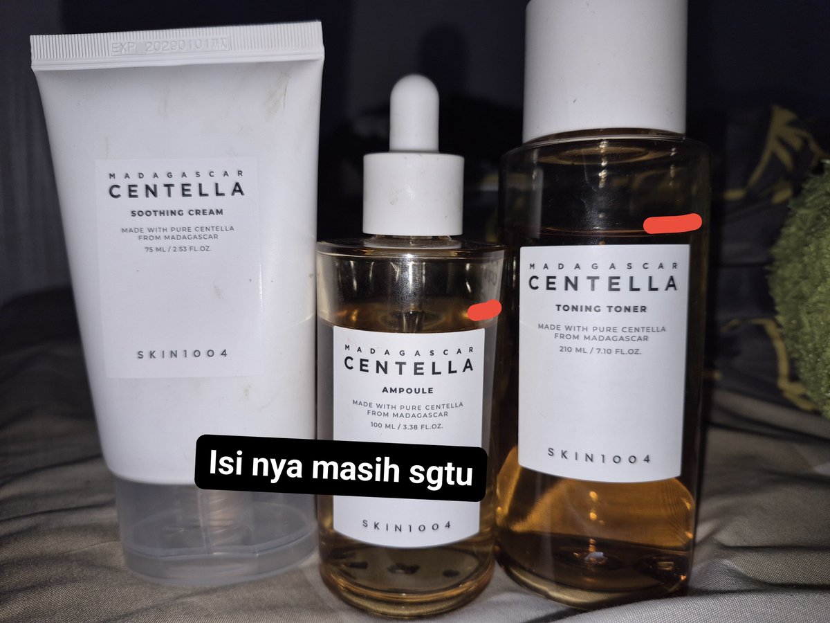 Chacasls's tweet photo. Wts (preloved) skin 1004 
Bru beberapa kli pemakaian ternyata di muka gue ga cocok, bruntusan, 3 item bole offer aj dlu di dm, klo mau yg segel ny aku ad ampoule 100ml masih segel https://t.co/HtlgoxVdRh