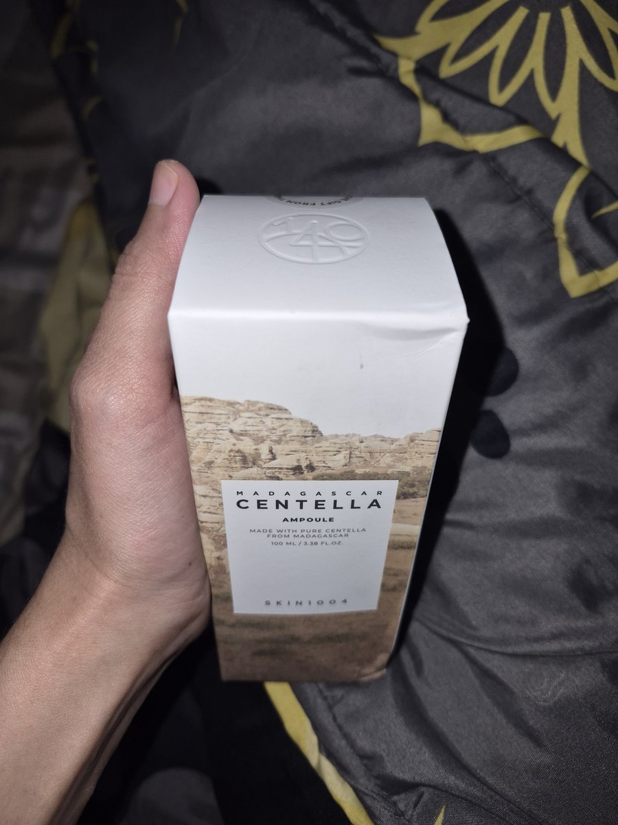 Chacasls's tweet photo. Wts (preloved) skin 1004 
Bru beberapa kli pemakaian ternyata di muka gue ga cocok, bruntusan, 3 item bole offer aj dlu di dm, klo mau yg segel ny aku ad ampoule 100ml masih segel https://t.co/HtlgoxVdRh