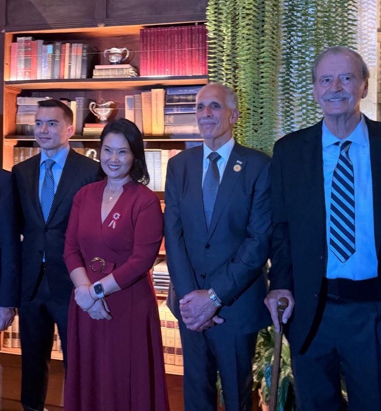 CarlosVZenteno's tweet photo. ASÍ LA DERECHA INTERNACIONAL 

- Un narcotraficante (Daniel Noboa)
- La hija de un genocida (Keiko Fujimori)
- Un presidente espurio (Nasry Asfura)
- Un inepto y zángano (Vicente Fox). https://t.co/1KxQCsflCo