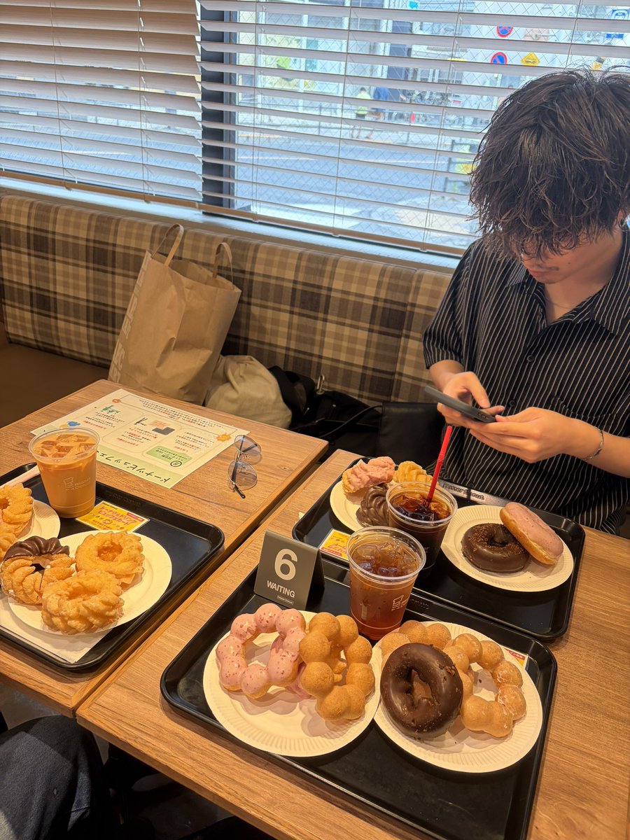 shellyfrom2002's tweet photo. ドーナツで腹パンになったあとにライブハウスの轟音を聴くべきでないことを学びました https://t.co/zi3TPET8Pd