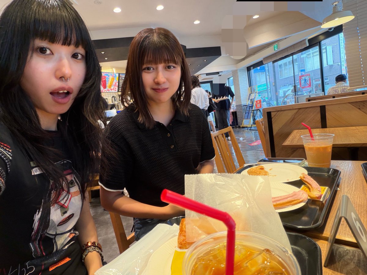 shellyfrom2002's tweet photo. ドーナツで腹パンになったあとにライブハウスの轟音を聴くべきでないことを学びました https://t.co/zi3TPET8Pd