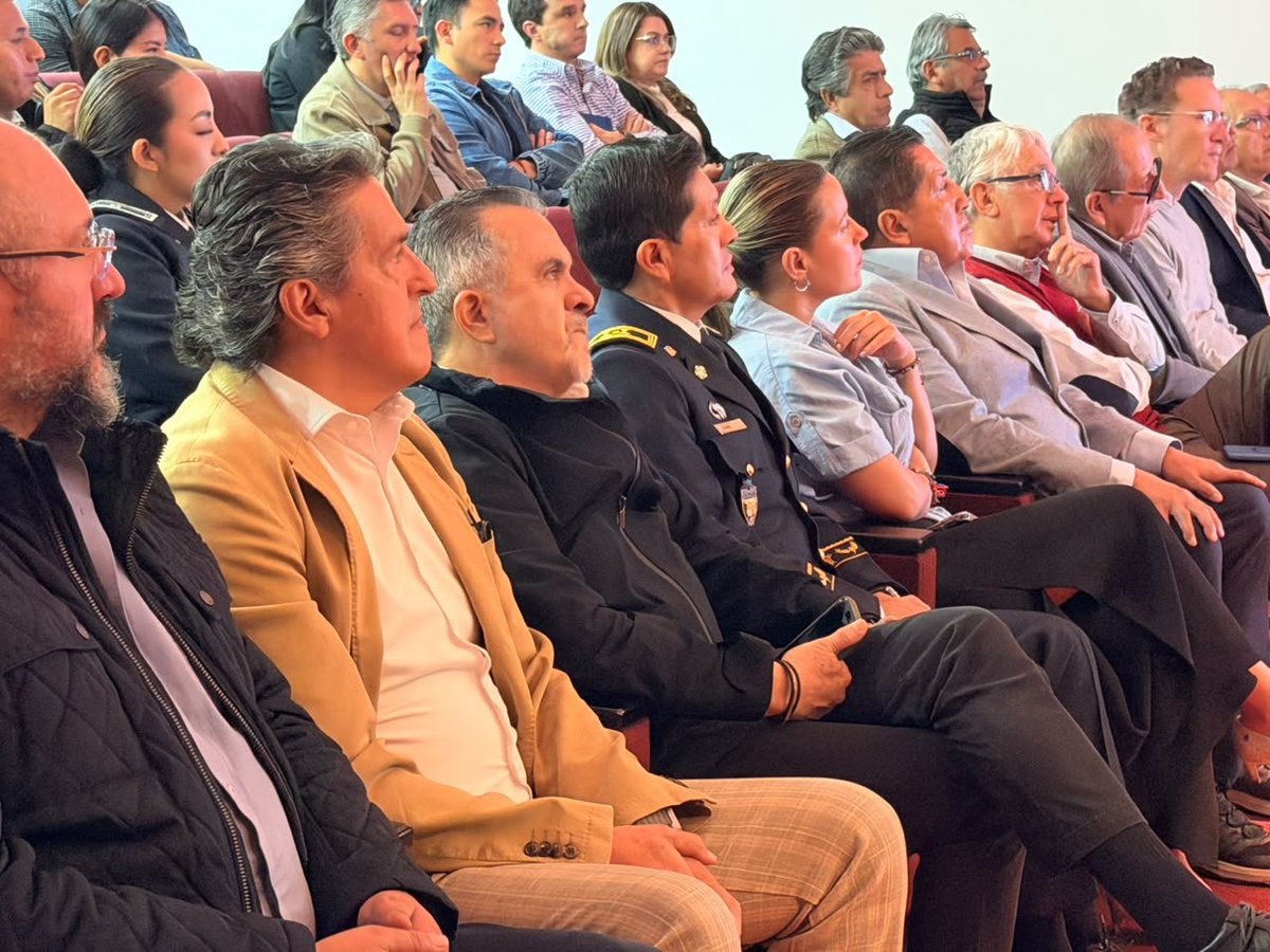 estefania_gru's tweet photo. #Ecuador registra, en promedio, 86 sismos de magnitud 4 o más al año. #Quito está sobre un sistema de fallas activas de cerca de 60 km, capaz de generar eventos superiores a magnitud 6.

Ante este escenario, asumimos la responsabilidad de ser parte e impulsar las acciones necesarias para la creación de la Red Técnica de Respuesta Sísmica, junto a @Constructpositivo, @camicon_ec, @CICPichincha, profesionales, expertos, instituciones y equipos de emergencia como @BomberosQuito.

La gestión del #riesgo exige liderazgo, planificación y decisiones anticipadas. No esperemos la emergencia para empezar a prepararnos.