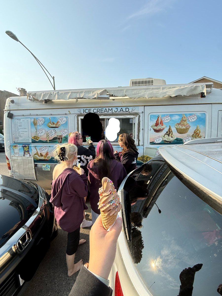 SADSOURVSN's tweet photo. ICE CREAM TRUCK AT DA AIRBNB WHO GAF ABOUT THE INSTORE https://t.co/lEGCNBmHaA