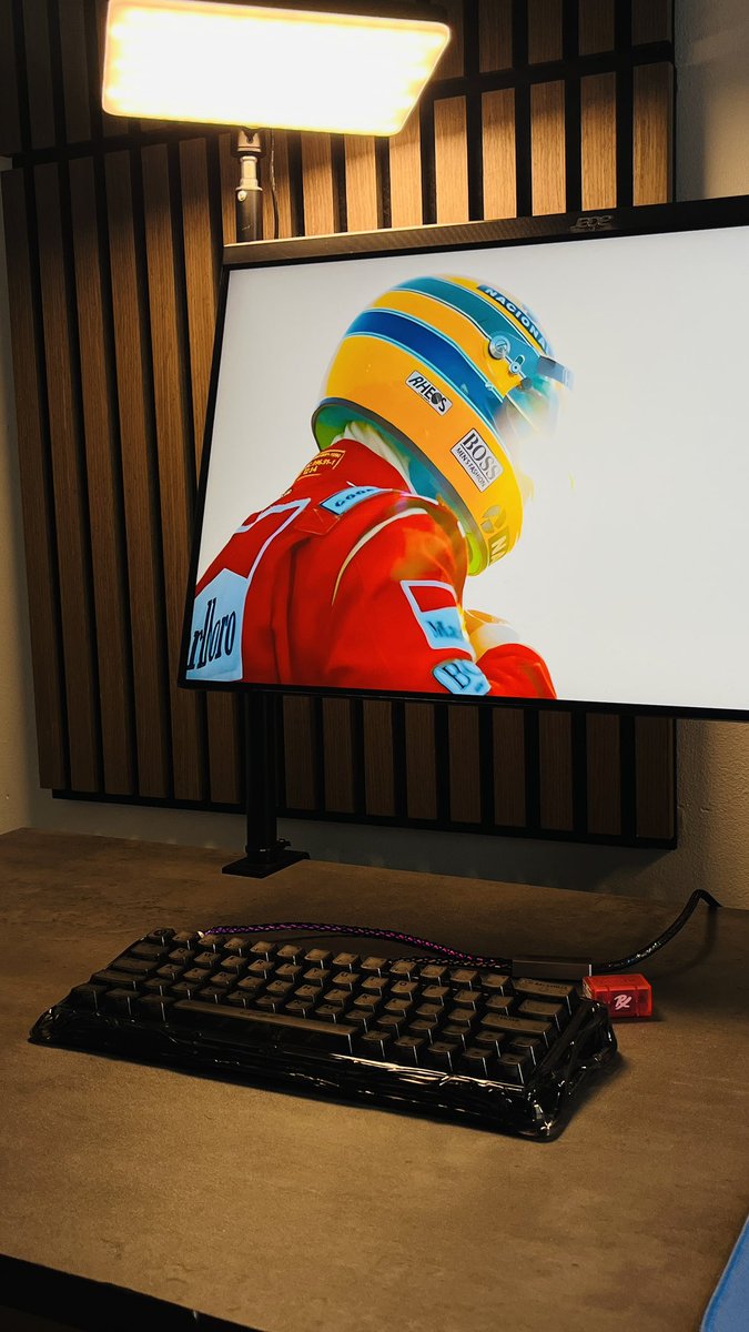 Dbz565's tweet photo. #desksetup https://t.co/UZZXuwajZJ