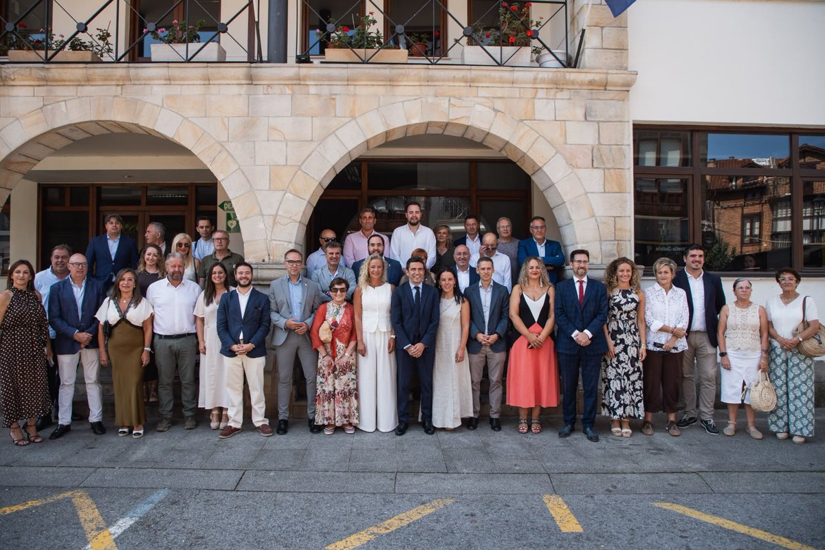 AngelLimpias15's tweet photo. Un año más presente en el Día de las Instituciones de Cantabria.
Hoy, 28 de julio, celebramos con orgullo el origen de nuestra identidad como cántabros, recordando aquel 1778 en Puente San Miguel.
Un año más, representando a mis vecinos y vecinas de Limpias.
#Cantabria #Limpias https://t.co/T3ITSOVWO5