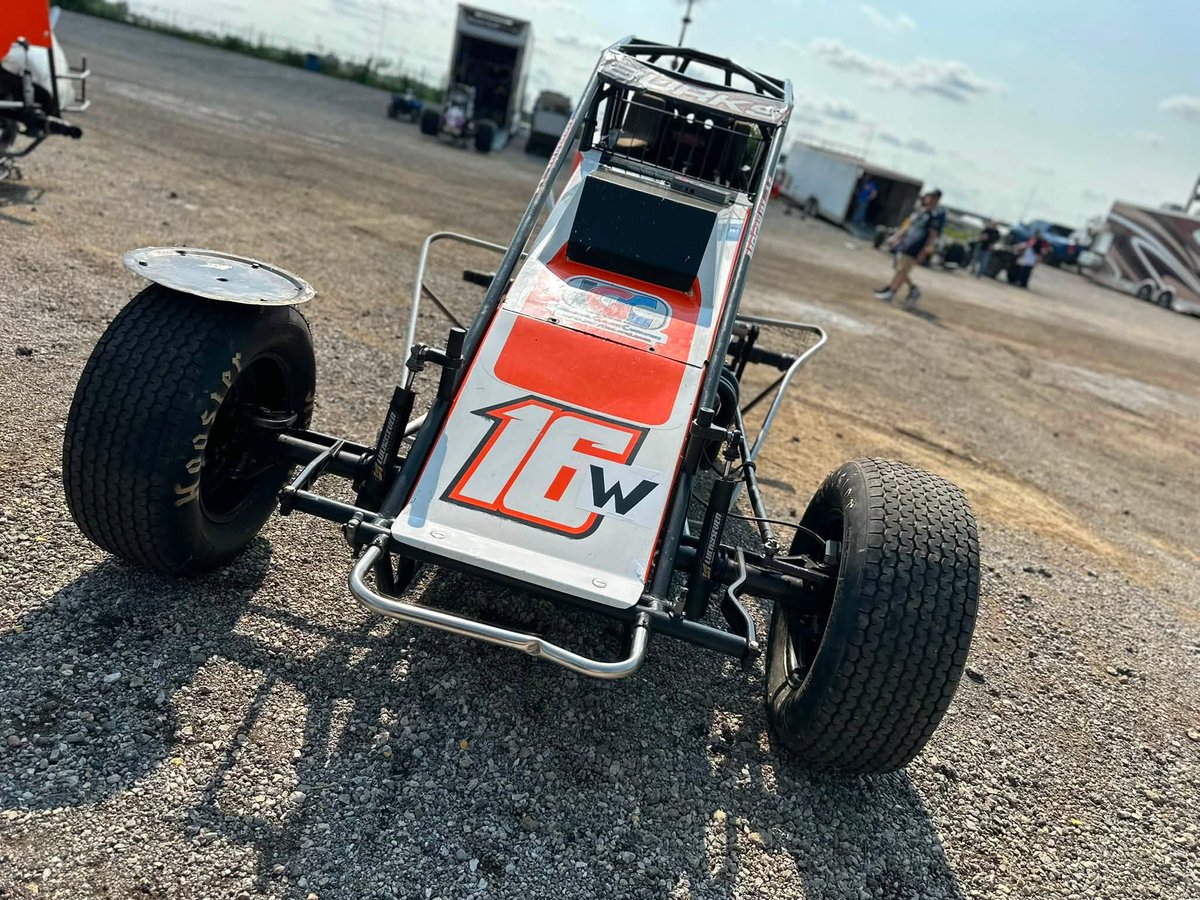 USACNation's tweet photo. .@wbracing11w is back in action tonight with a new ride - a 2nd Knight Racing car.
Burks flipped during qualifying on Sunday at Lawrenceburg in his regular #11w.
He's stepped back into the #16w tonight at @CircleCityDirt, which he has driven before in USAC competition.
#ISW26 https://t.co/Egqh702Ouy