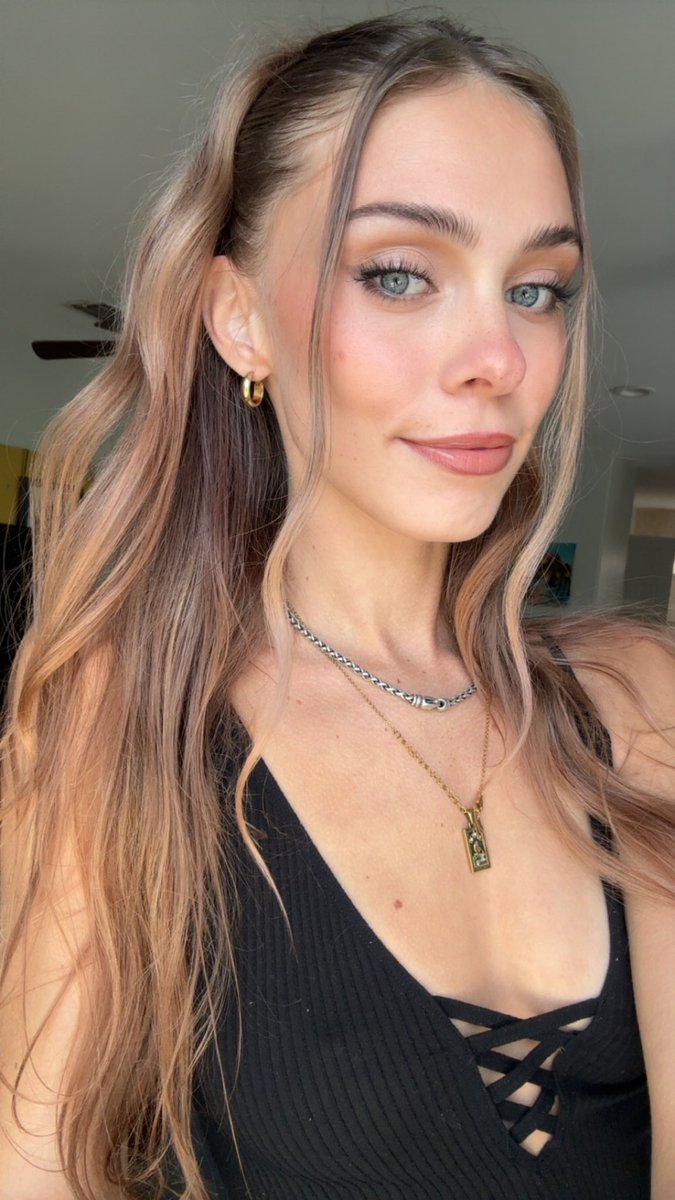 GoddessBluexoxo's tweet photo. bow down to the mf princess https://t.co/6EuoqSfb55