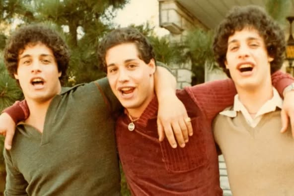 LunaGitana0333's tweet photo. Los trillizos que fueron separados al nacer 
 En 1961, nacieron tres bebés idénticos en Nueva York.

 Eran trillizos, pero algo muy inusual ocurrió: 
 Fueron separados intencionalmente poco después de nacer y dados en adopción a tres familias diferentes.

Ninguna de estas familias sabía que el niño que estaban recibiendo tenía hermanos.  
 Cada uno creció en un entorno distinto: 
 Uno en una familia de clase alta, otro en una familia de clase media, y el tercero en una familia de clase trabajadora.   

Aunque vivían en zonas cercanas, no se conocieron durante su infancia.  
 Todo cambió en 1980, cuando uno de ellos, Robert, ingresó a la universidad.   

Allí fue confundido con otro estudiante, Edward, que había estudiado allí antes.   
 Cuando se conocieron, descubrieron que eran hermanos.   

La historia llamó la atención de los medios y, poco después, David, el tercer hermano, se reconoció al ver la noticia en el periódico.  
 Así se reencontraron los tres.  

El descubrimiento causó gran emoción, pero también reveló algo inquietante: 
Su separación había sido parte de un estudio secreto dirigido por un psiquiatra que buscaba investigar cómo el entorno afecta el desarrollo de los niños.   

Durante años, los tres fueron observados por psicólogos, sin saber la verdadera razón de esas visitas periódicas.  

Durante un tiempo, los trillizos se hicieron muy conocidos.   
 Participaron en programas de televisión, abrieron un restaurante juntos y compartieron muchas experiencias.    

Sin embargo, con el tiempo, también enfrentaron dificultades emocionales derivadas de la separación que vivieron desde su nacimiento.  

Hoy, solo dos de los hermanos siguen compartiendo su historia.  
 El tercero ya no está presente físicamente,  "Eddy" Gallant se suicidó en 1995, pero sigue siendo una parte esencial de sus vidas y de esta historia tan conmovedora como inquietante.