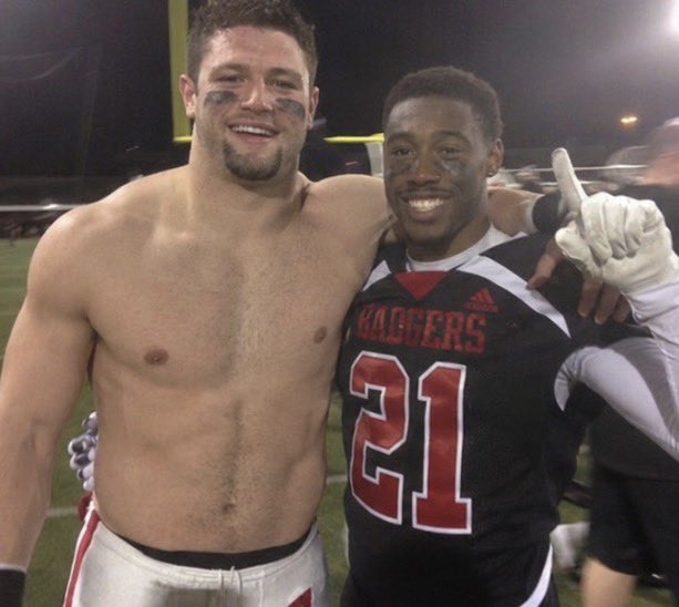 BurgerBoss00's tweet photo. #football #beefy #wi #fav #flex #lockerroom #goatee https://t.co/lc8n4AFOsA