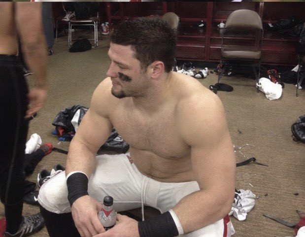 BurgerBoss00's tweet photo. #football #beefy #wi #fav #flex #lockerroom #goatee https://t.co/lc8n4AFOsA