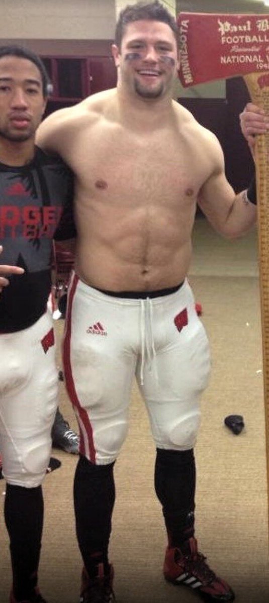 BurgerBoss00's tweet photo. #football #beefy #wi #fav #flex #lockerroom #goatee https://t.co/lc8n4AFOsA