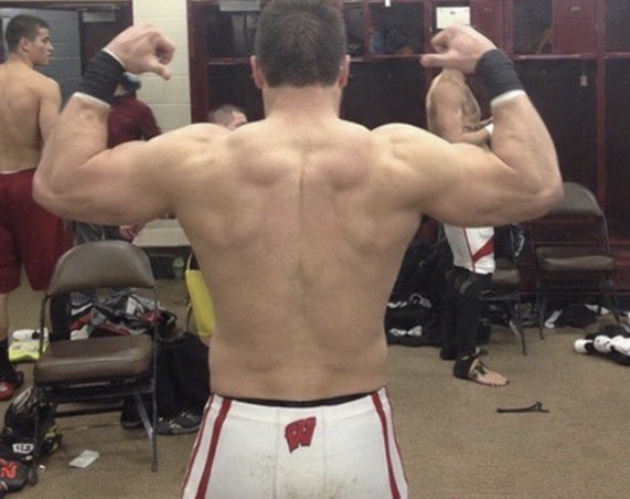BurgerBoss00's tweet photo. #football #beefy #wi #fav #flex #lockerroom #goatee https://t.co/lc8n4AFOsA
