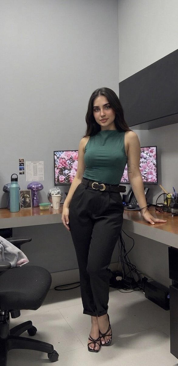 Dannammad's tweet photo. Trabajando duro sin ti baby. 
¿Te gusta mi outfit? https://t.co/uwTuC0KAll