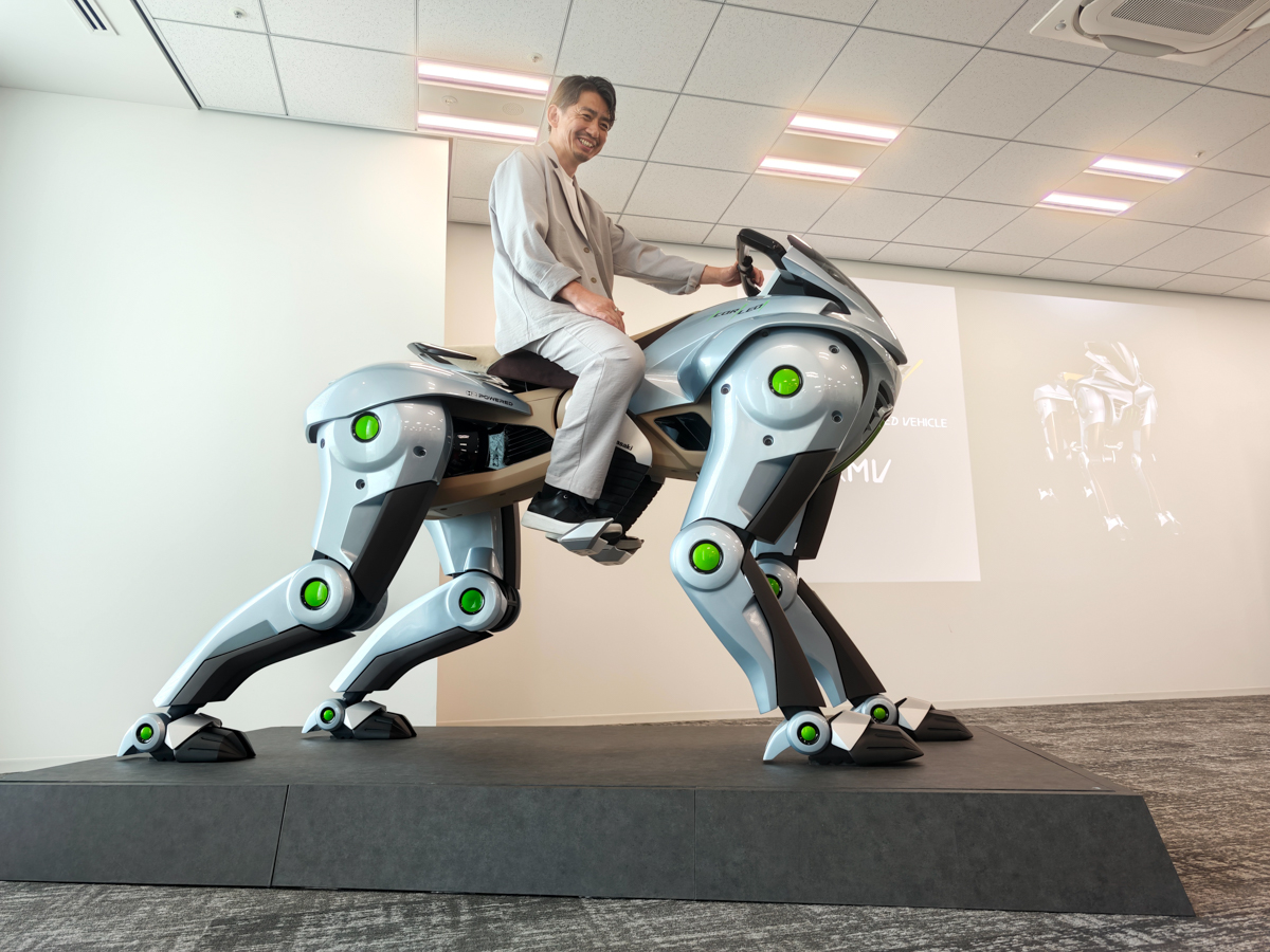 impress_watch's tweet photo. 川重の乗れる多脚ロボット「コルレオ」　開発は仮想空間とフィジカルAI活用 https://t.co/QRrX1jjShO https://t.co/DMp7MC331T