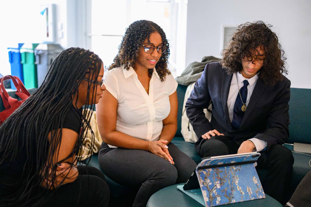 ColumbiaChi's tweet photo. A study from Arts Alliance Illinois shows that the creative sector accounts for nearly 213,000 jobs and generates $50 billion in economic output for the city. 
Learn how Columbia prepares its graduates to enter Chicago's third-largest industry.  ➡️ https://t.co/XNsdhR3RL1 https://t.co/GKzVm8EoaT