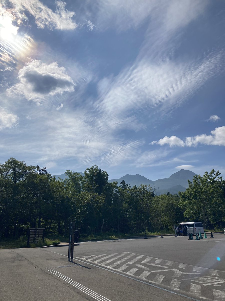 shiretoko_goko's tweet photo. おはようございます！

ただいまの天気は晴れ、気温は23℃です。
知床連山も綺麗にご覧いただけます。

午前中のツアーはまだ空きがございますので参加ご希望の方はお早めにお電話又はカウンターへお越しください。 https://t.co/F4eaCguCOw