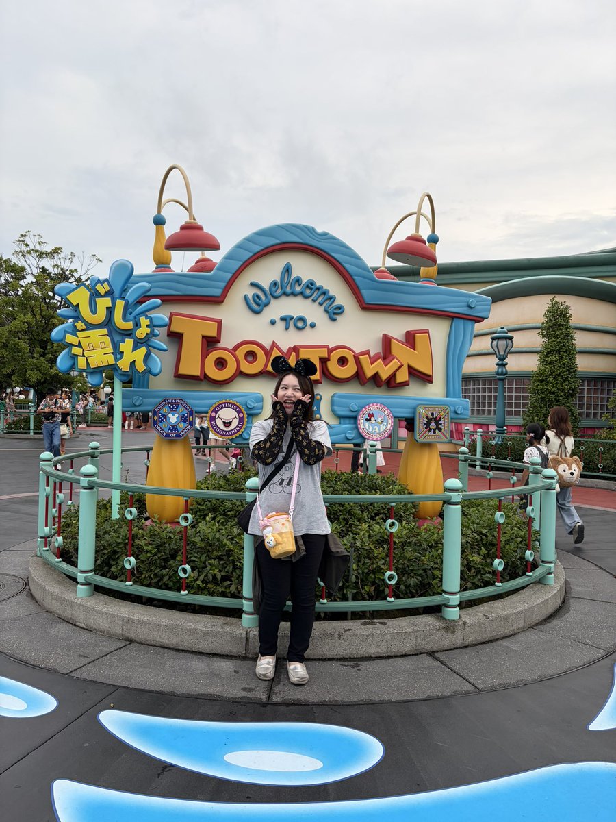 mocoenne's tweet photo. めちゃ久しぶりのディズニーランド
平日5時からお天気のせいもあり、なかなか空いてていい感じでした！雨もやんで良かったー！ https://t.co/3lWvdQjN2f